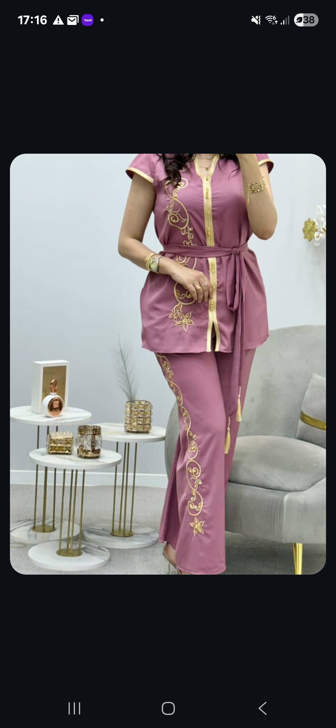 ensemble élégant marron a détails dorés