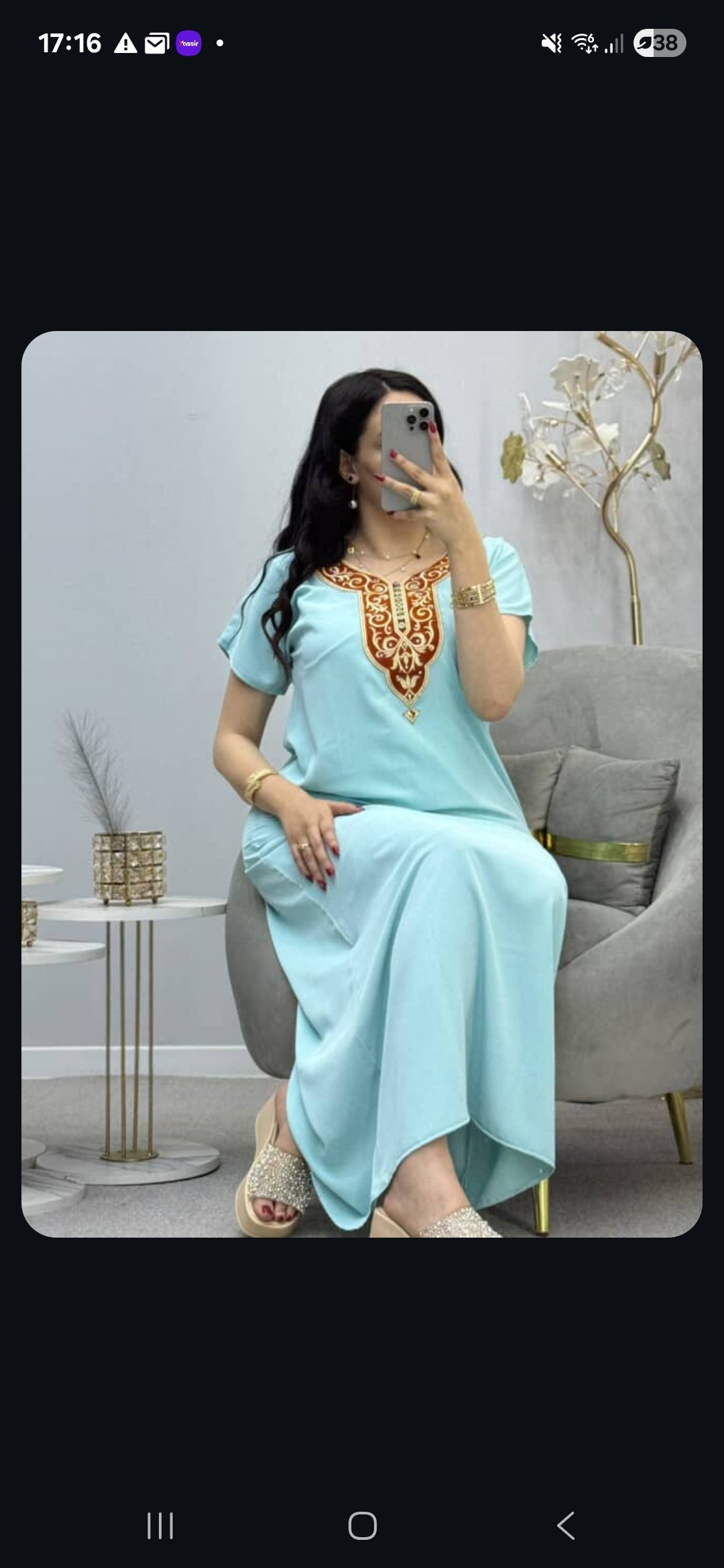 caftan simple et chic bleu clair avec broderie contrastés