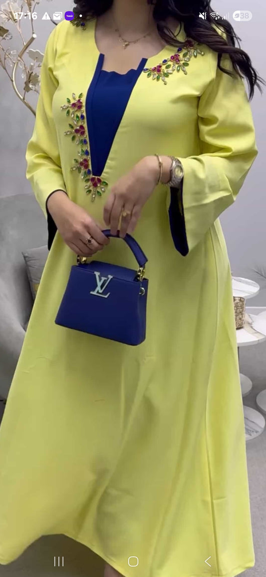 robe caftan moderne jaune et bleu avec broderies florales