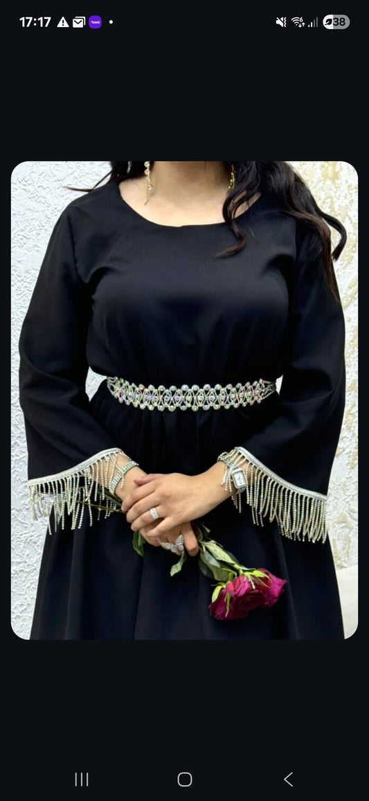 robe chic noire avec ceinture strass et manche décoré